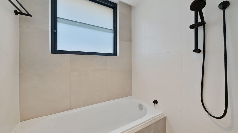 Full bathroom image 2