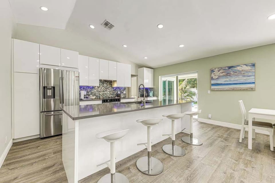 Fully equipped kitchen with island seating