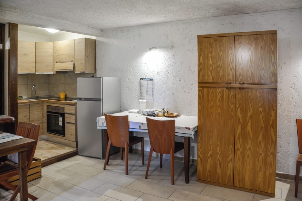 Studio, Multiple Beds | Private kitchen | Coffee/tea maker