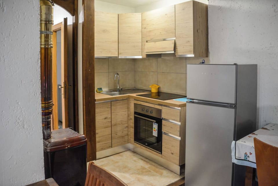 Studio, Multiple Beds | Private kitchen | Coffee/tea maker