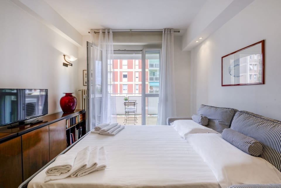 Alcuino, 5 – Between Fiera Milano and CityLife Apartment in Milan