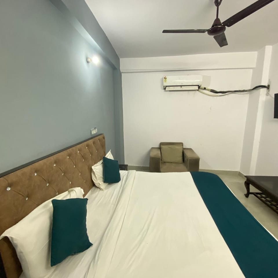 Roomshala 29 Silver Grand (Noida sec-49) Hotel in Noida