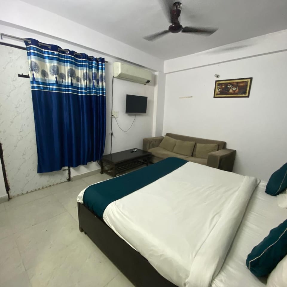 Roomshala 29 Silver Grand (Noida sec-49) Hotel in Noida