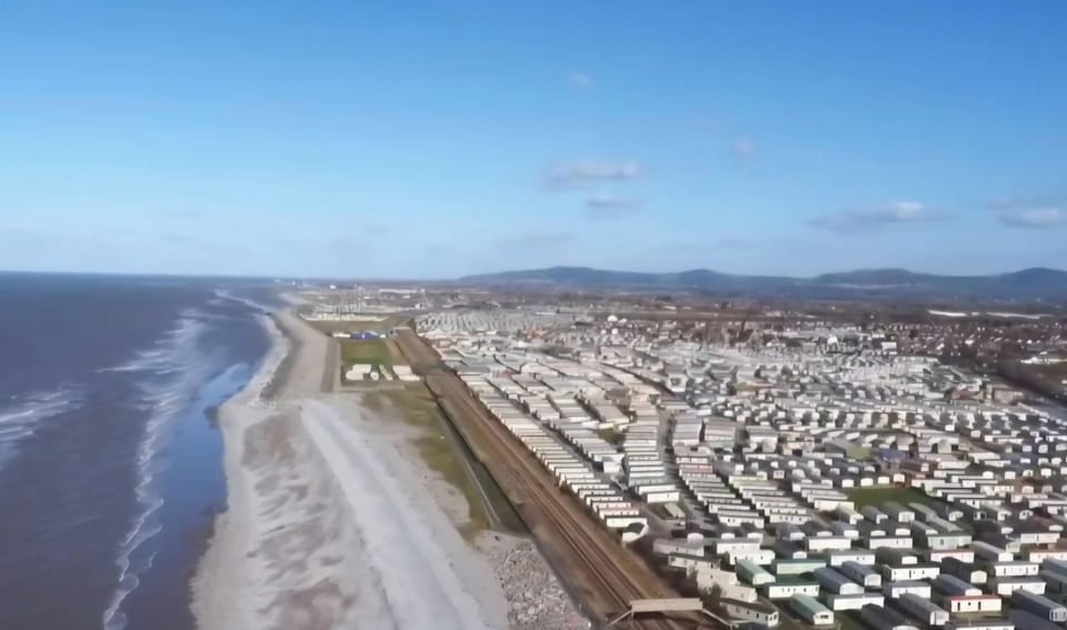 Holiday House - Sleeps 6 - Parking Cabin in Towyn