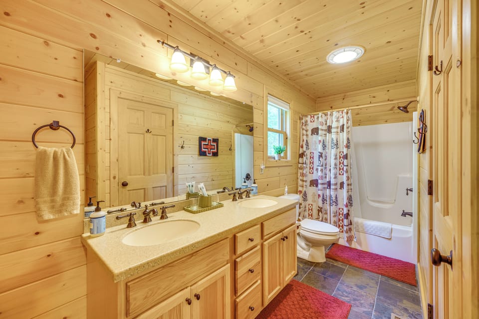 Ski, Hike & Explore! Spacious Conway Cabin w/ Deck Cottage in Conway