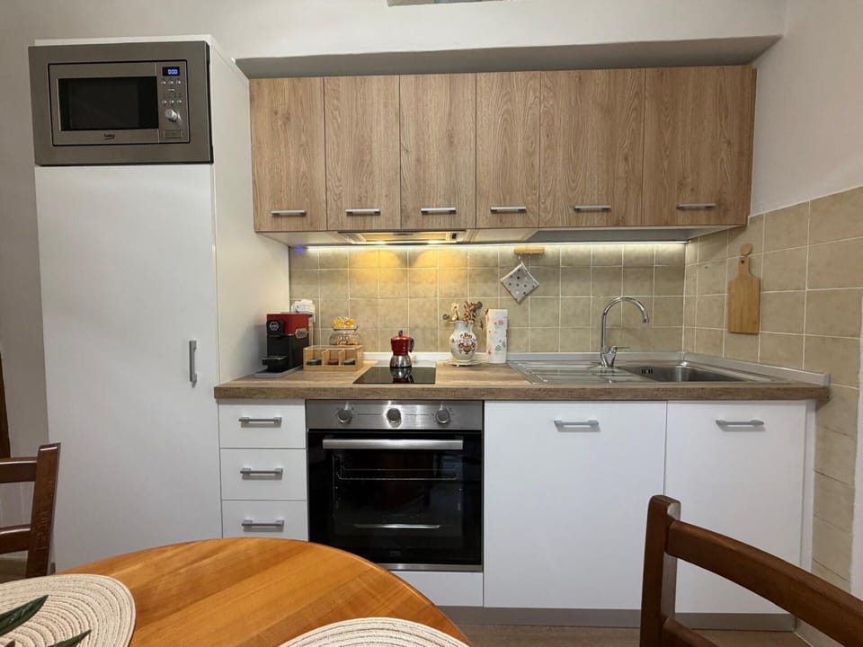 Kitchen Appliance, Kitchen, Countertop, Cabinetry, Major Appliance, Furniture, Wood, Interior Design, Flooring, Home Appliance