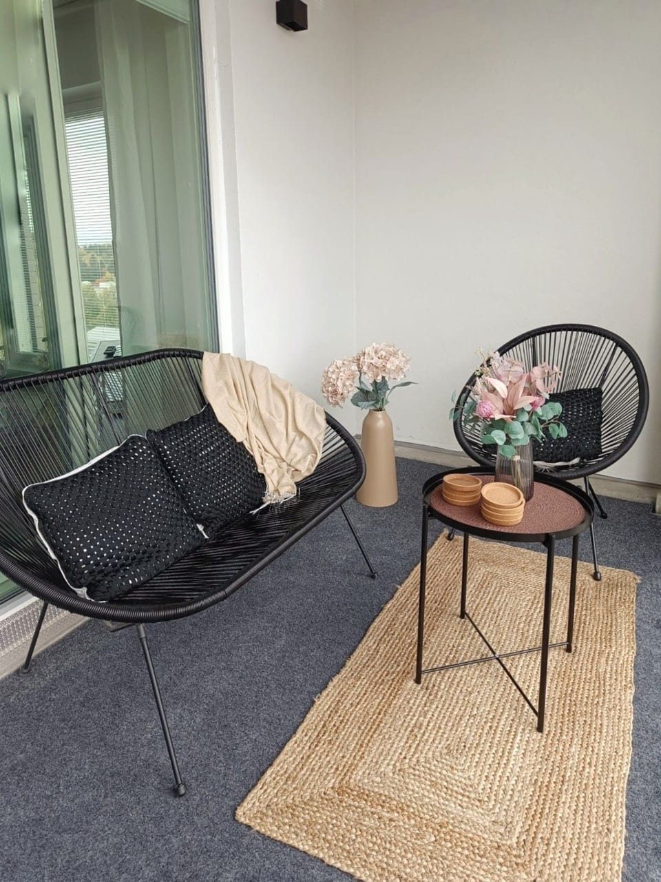 The expansive glazed balcony features stunning panoramic views