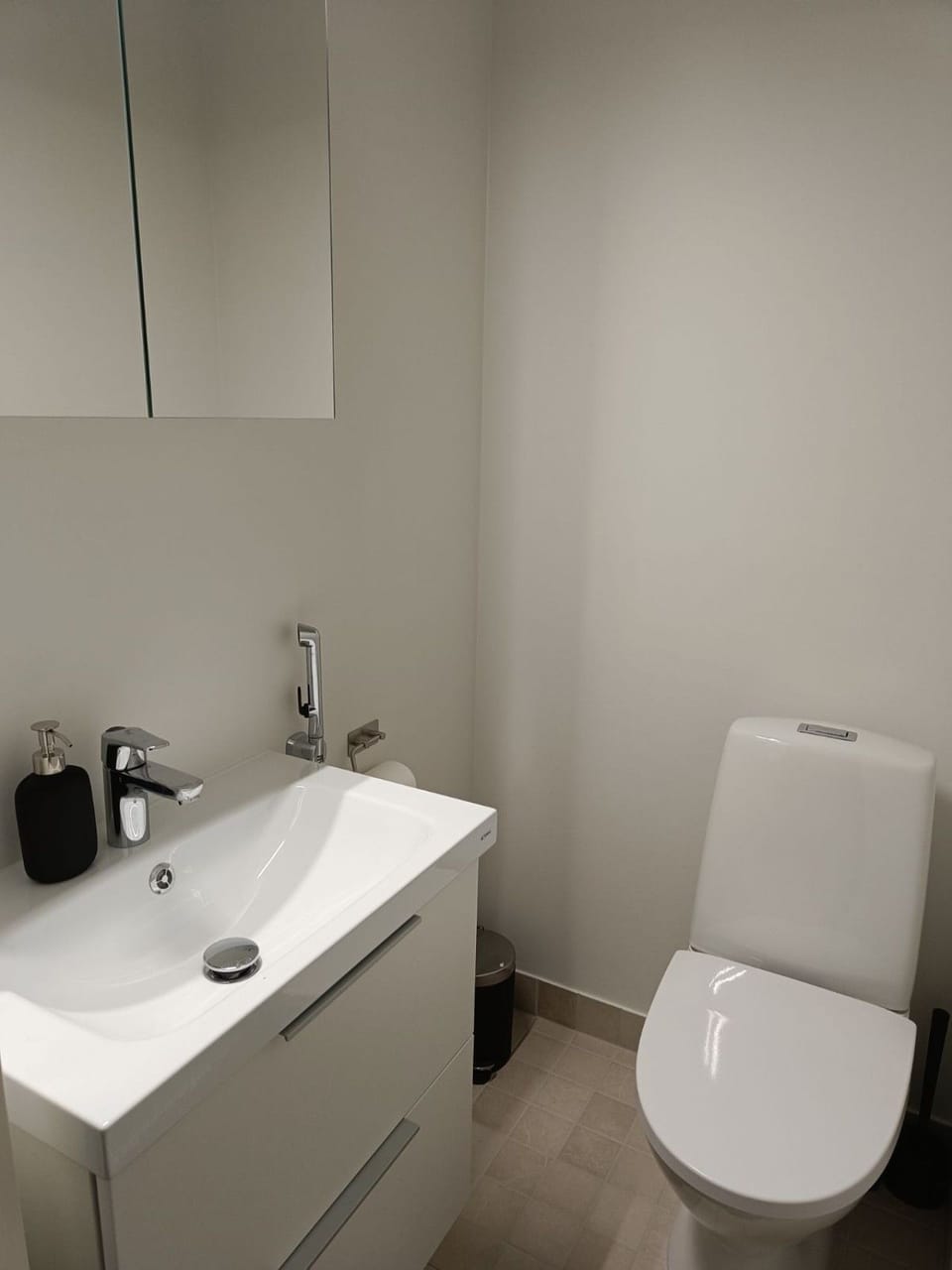 There is a separate half-bath (WC) to make morning routines easy for larger groups.