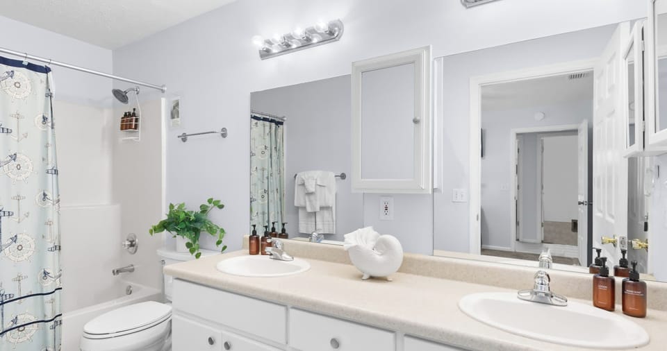 Ensuite bathroom with shower/tub combo 