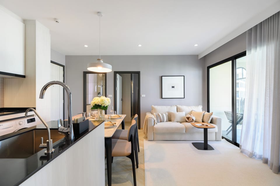 Superior Apartment, Balcony, Pool View | Bed sheets