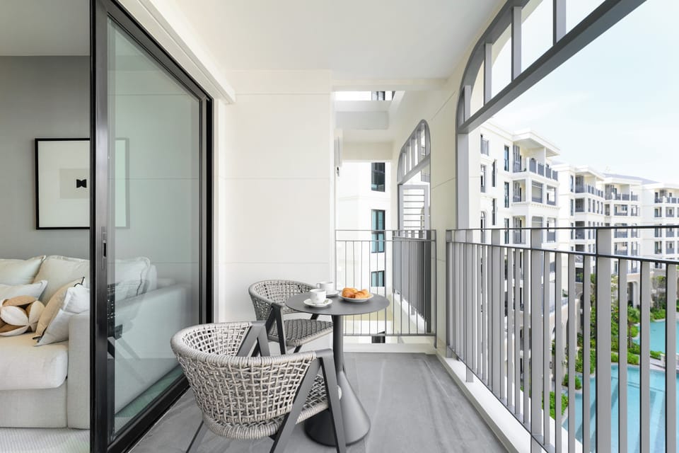 Superior Apartment, Balcony, Pool View | Bed sheets