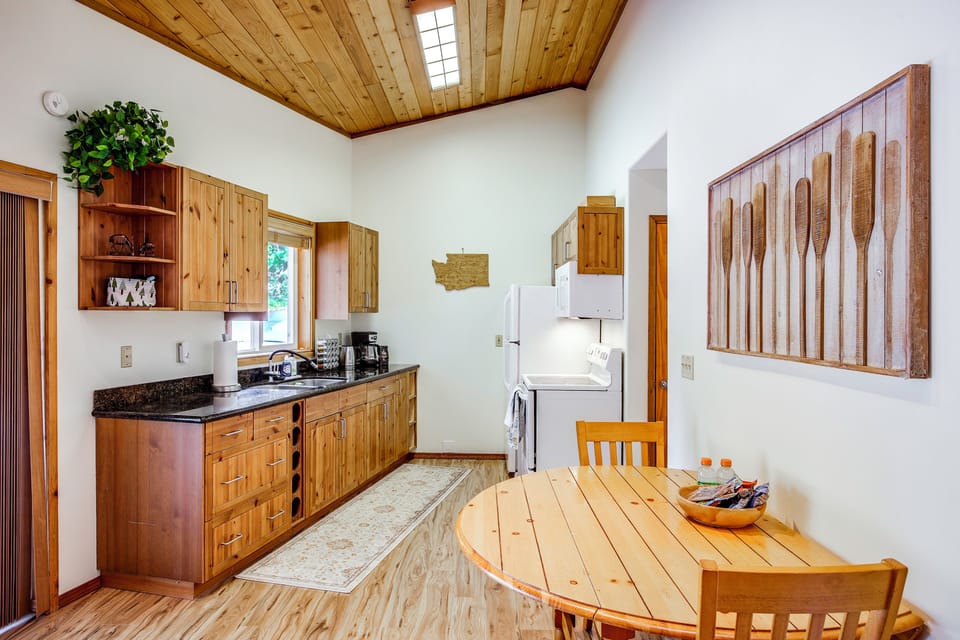 Full Bathroom | Towels & Linens Provided