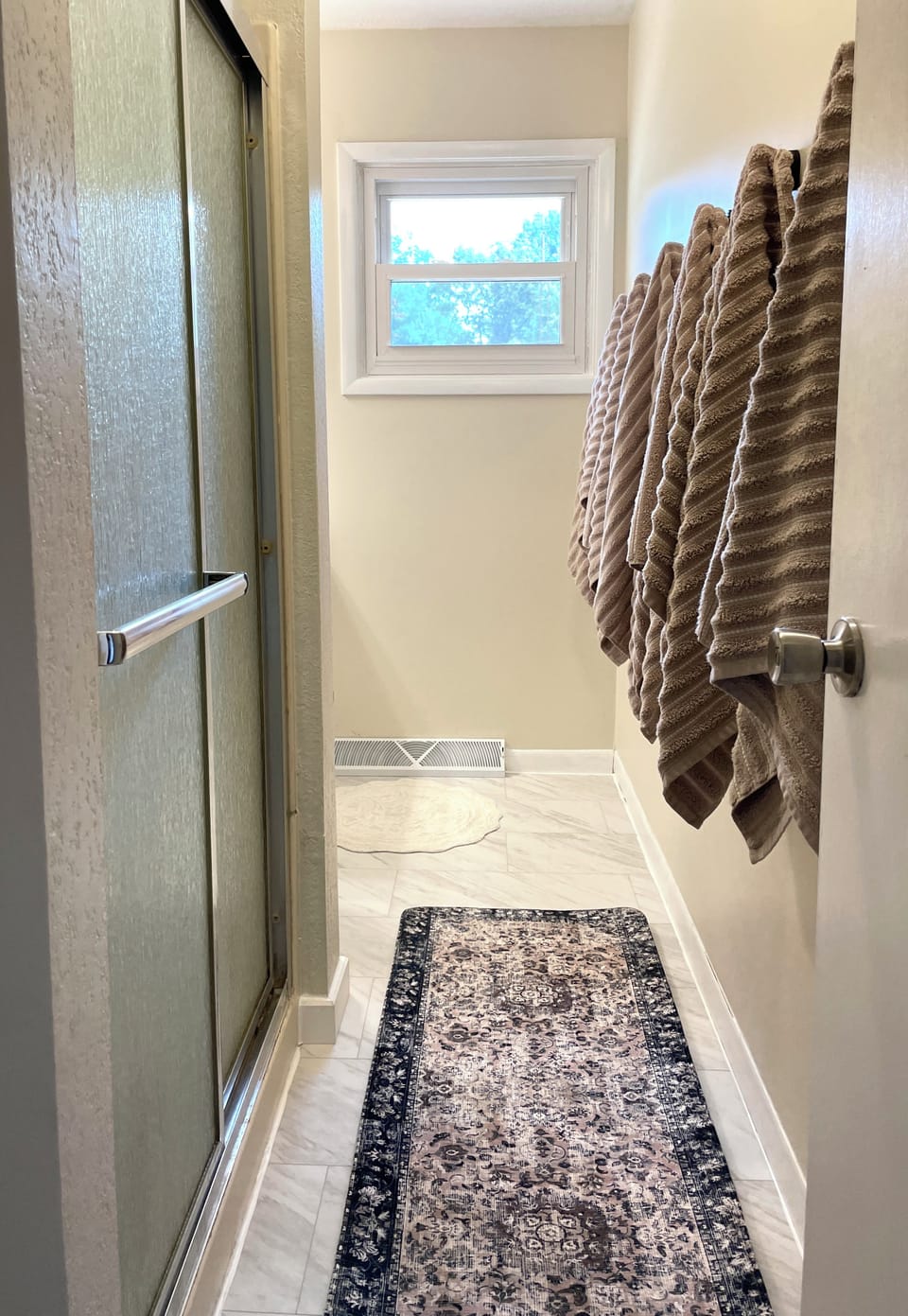 Step into your refreshing shower with plush towels waiting nearby, giving you a simple and comfortable start to every day 🚿
