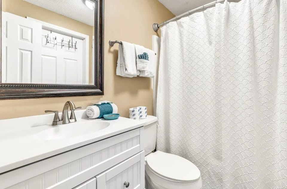 Full bathroom with shower/tub combo