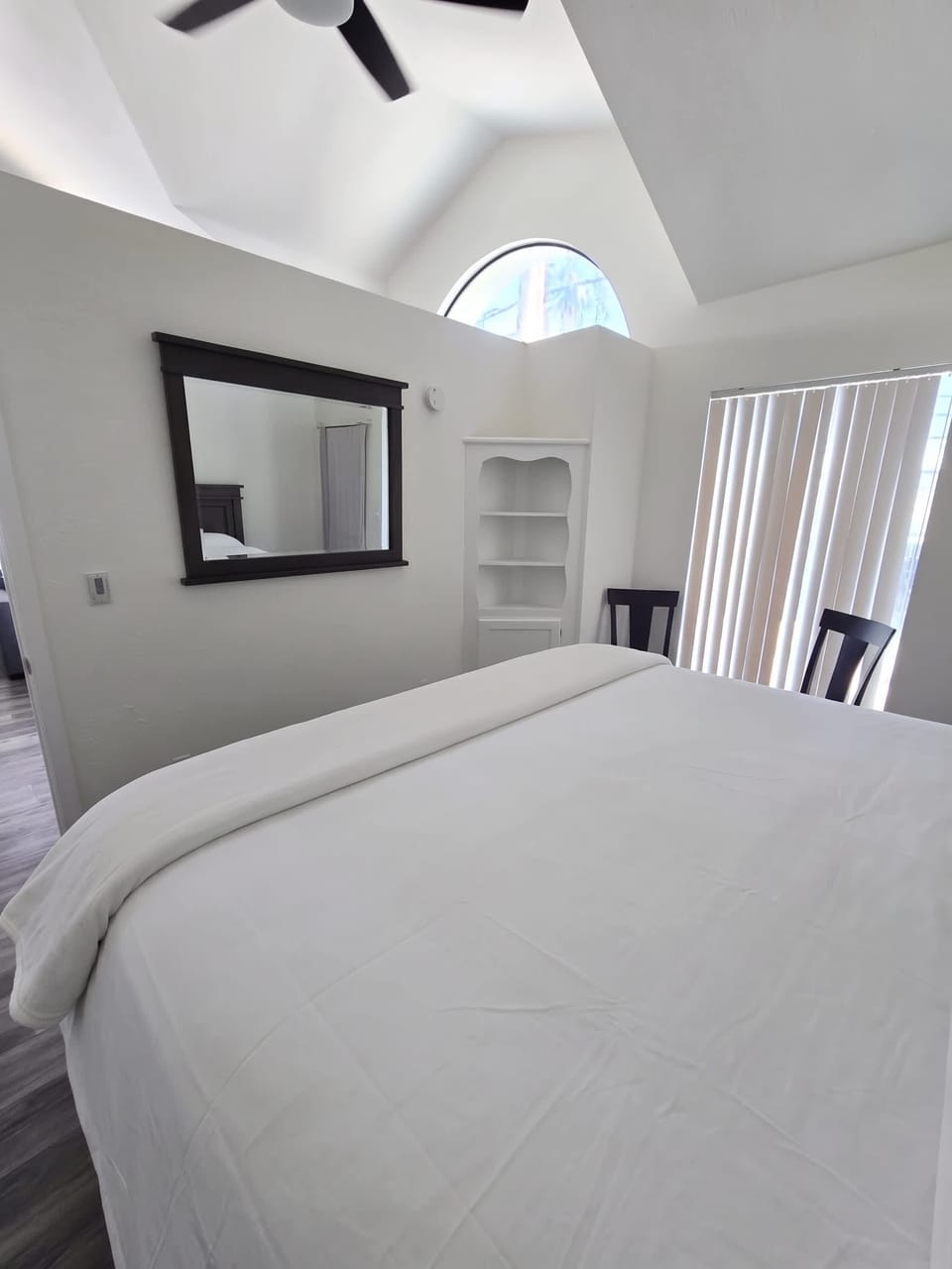 🛏️ Airy bedroom with skylight and soft linens—natural light pours in for an easy, restful start to the morning.