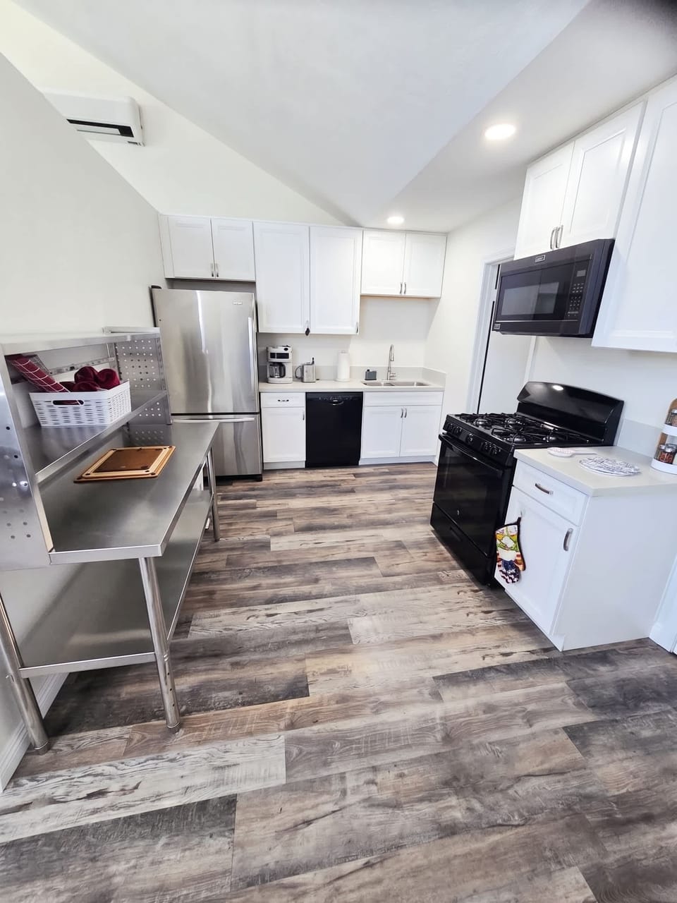 🍳 Bright galley kitchen with full-size appliances—cook up a real meal without missing a moment of the trip.
