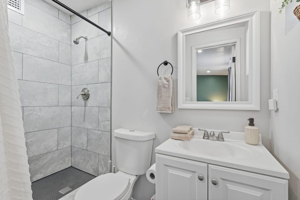 Lovely ensuite bathroom.