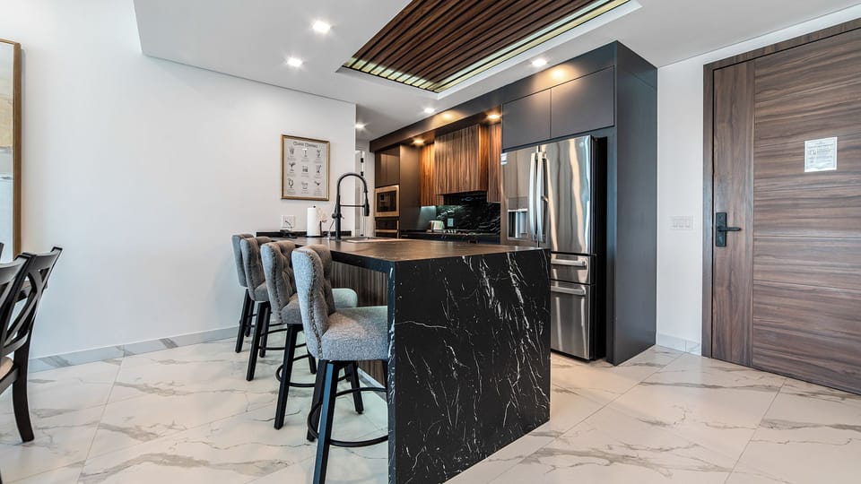 Fully equipped modern kitchen.