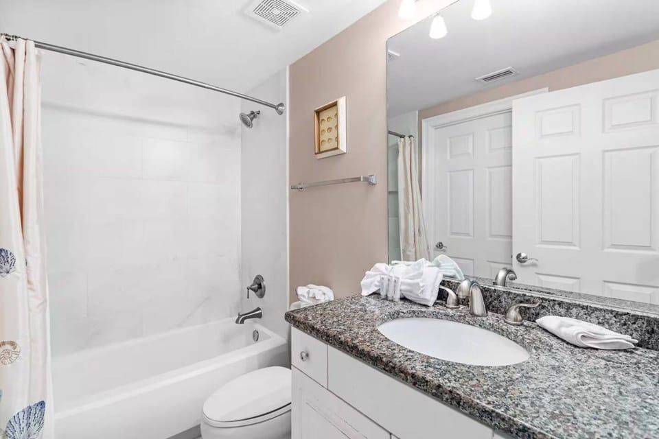 Bright Full Bath with Tub/Shower Combination