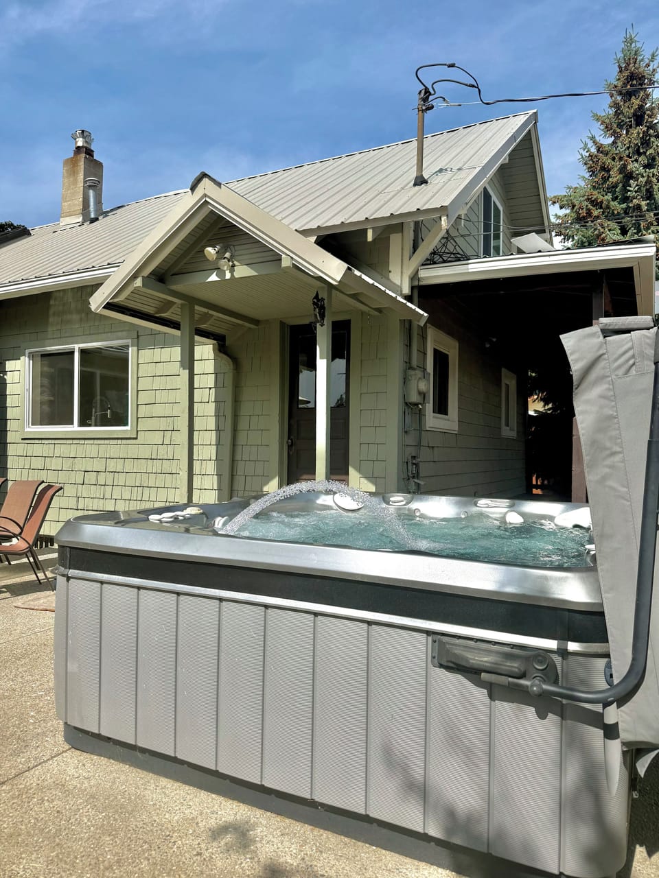 Outdoor spa tub