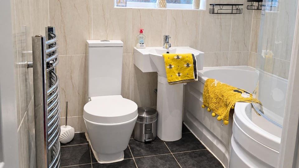 2-bed Bungalow, Sleeps 4, 12 Mins to Wrexham F C House in Wales