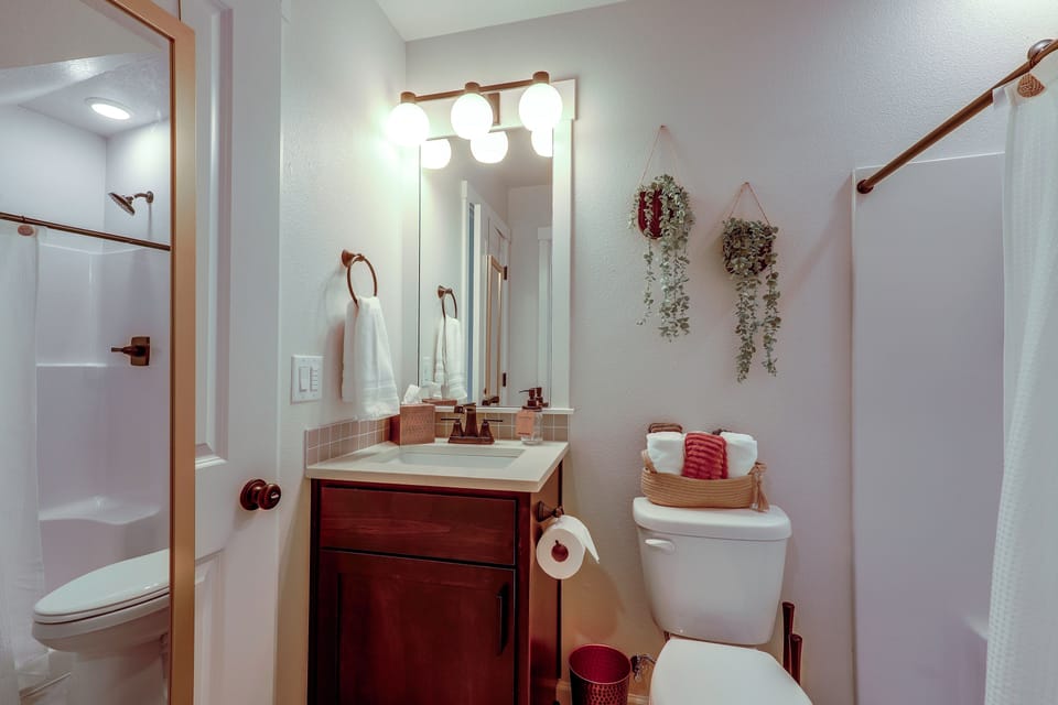 PNW Home Base! Gresham Studio w/ Patio Apartment in Gresham