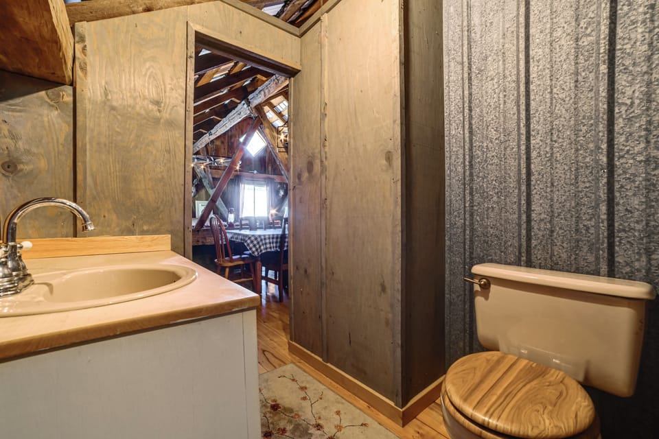 On-site Pond: Scenic Farm Stay in Chenango County Apartment in New York