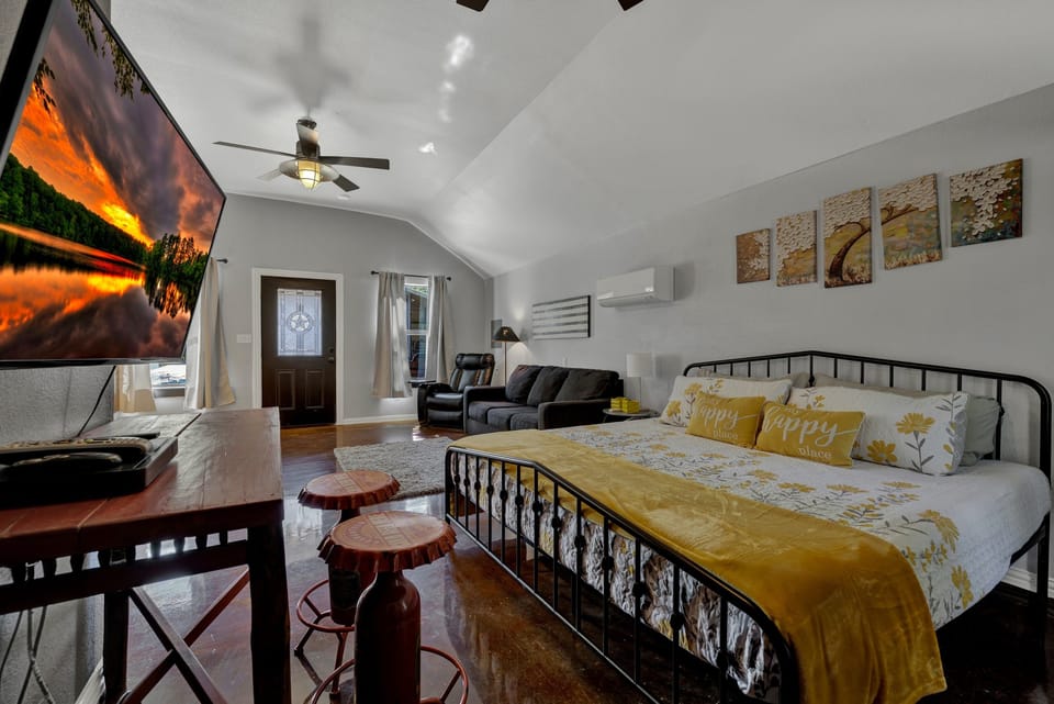 King bed, cozy lounge & smart TV — perfect for couples or solo travelers in Wimberley.