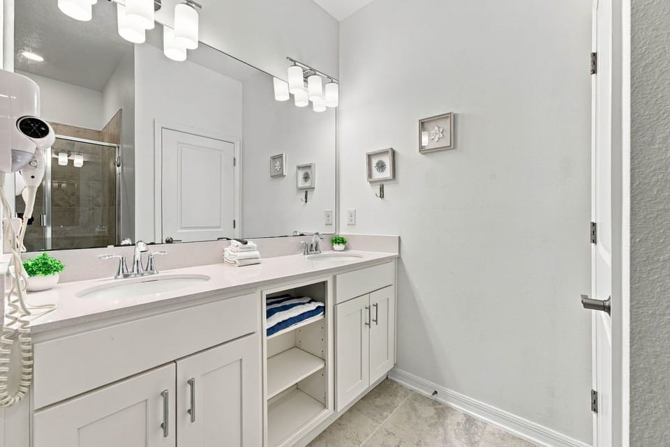 King master suite bathroom