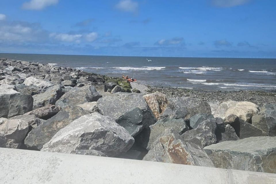 3-bedroom Seafront Caravan - Sleeps 6 - Parking Cabin in Towyn