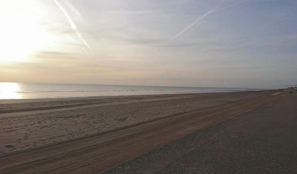 Cabin Sleeps 2 With Parking and Balcony Cabin in Mablethorpe