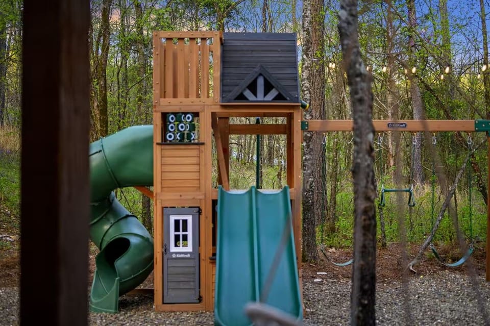 Rustic Retreat blends upscale cabin style with room for up to 10 guests.