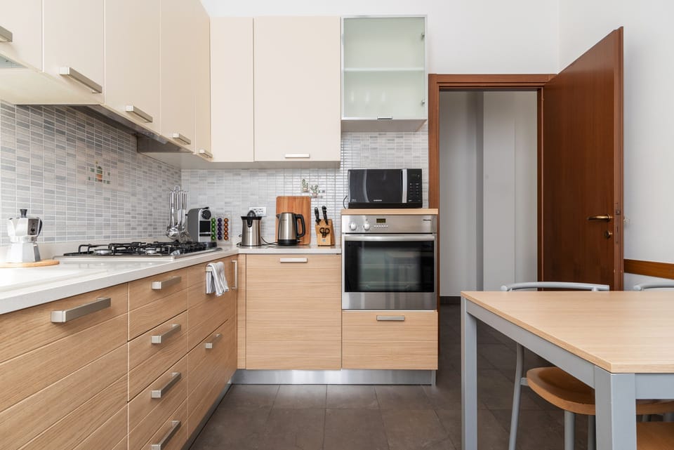 Fully equipped kitchen with table for 4/6, dishwasher, oven and Nespresso