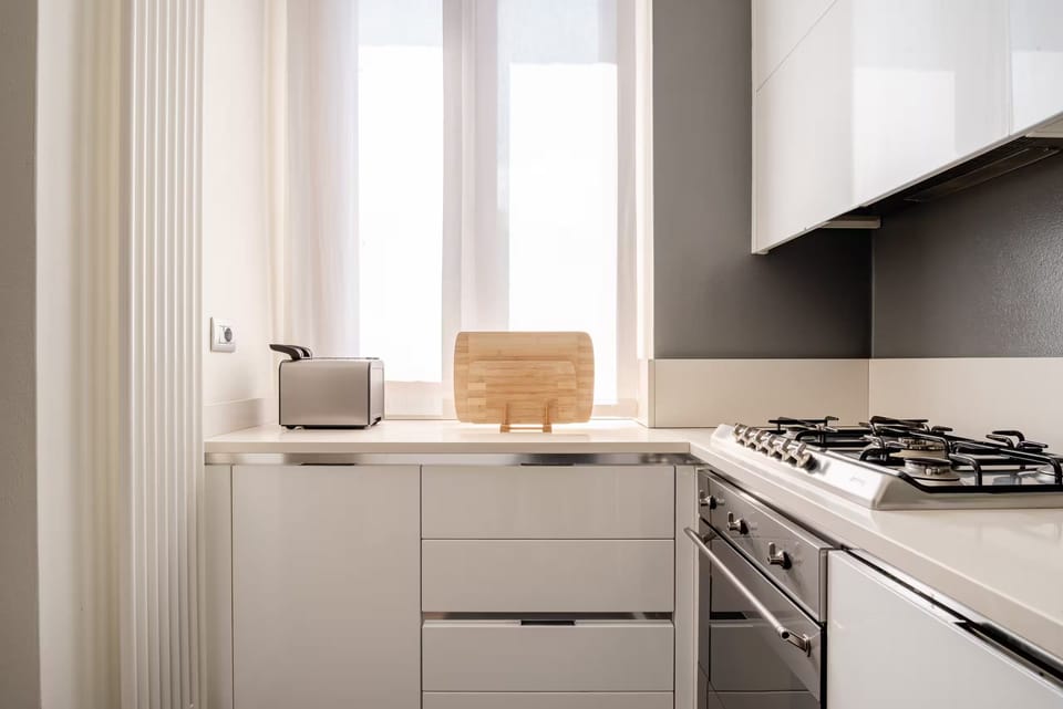 The fully-furnished kitchen
