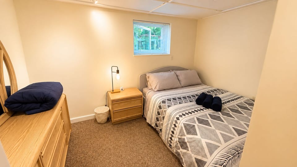 Heritage Home 2BR Suite, Kitsilano, Steps from beaches, cafes & shops House in Vancouver