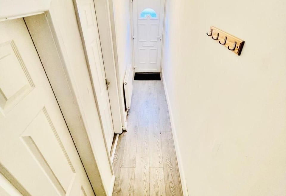 4-bed House, Sleeps 9 w Garden & On-street Parking House in Liverpool