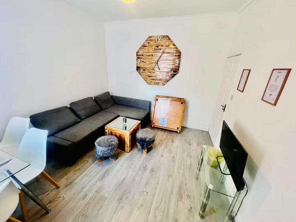 4-bed House, Sleeps 9 w Garden & On-street Parking House in Liverpool