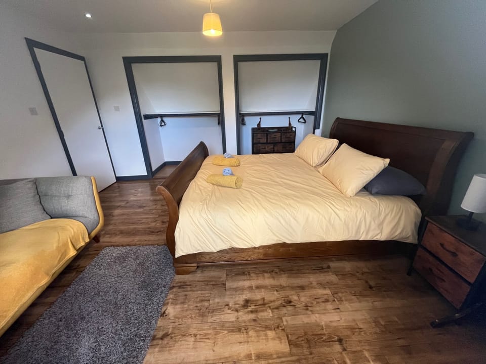 3 bedrooms, iron/ironing board, WiFi (free), bed sheets