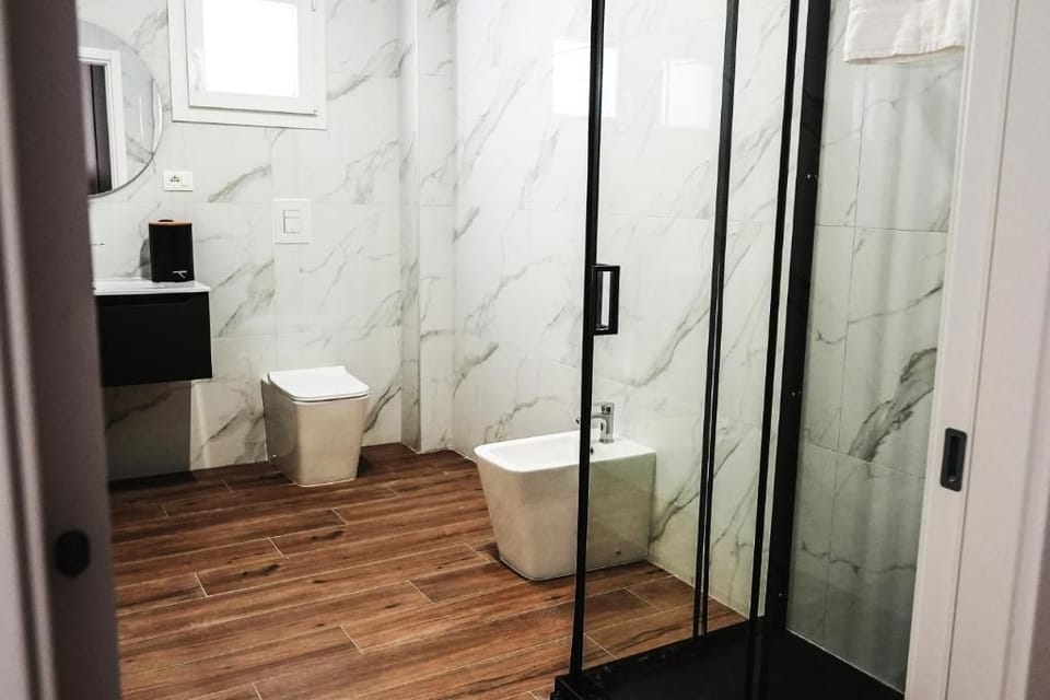 Standard Double or Twin Room | Bathroom | Shower, free toiletries, hair dryer, towels