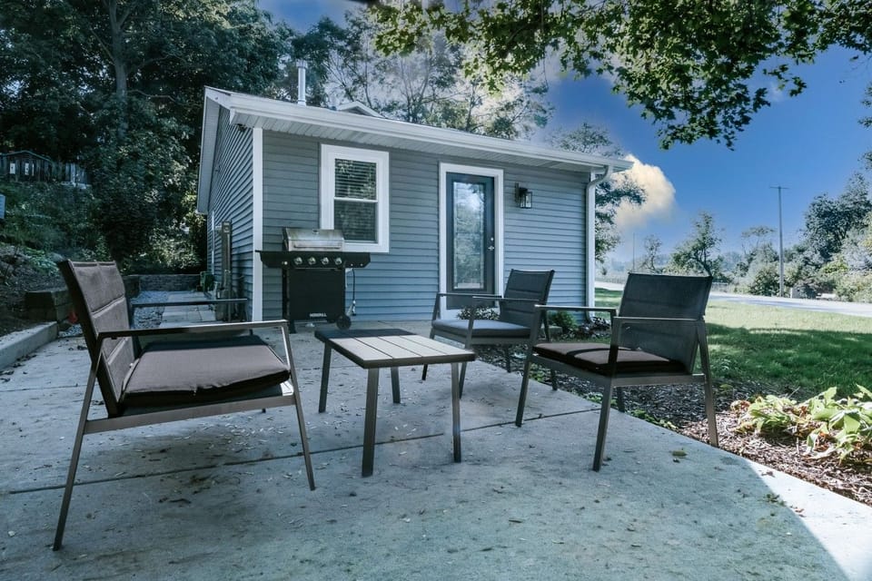 Outdoor patio area adn grill