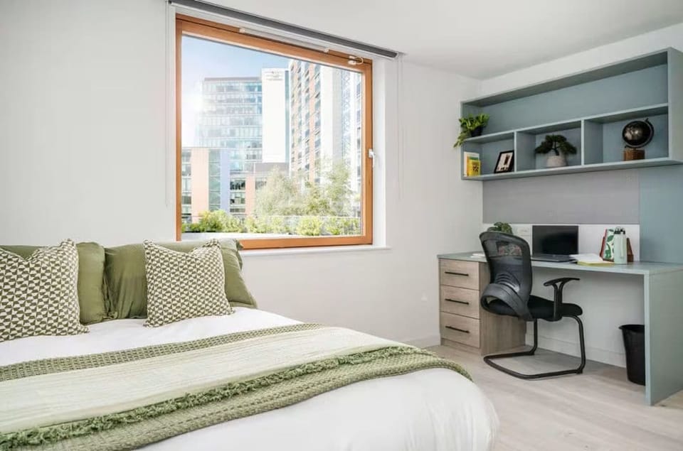 Student Only The Paragon Apartment in Brentford