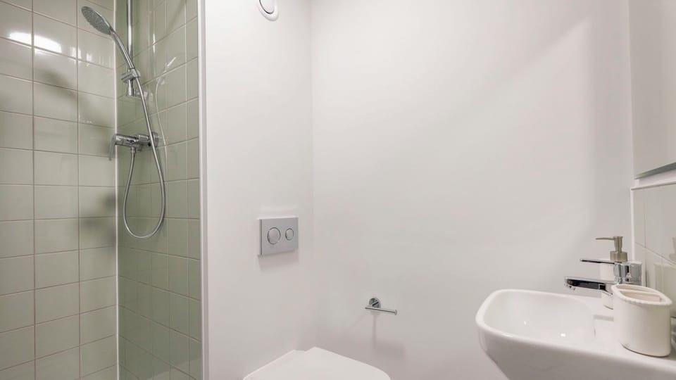 Student Only The Paragon Apartment in Brentford