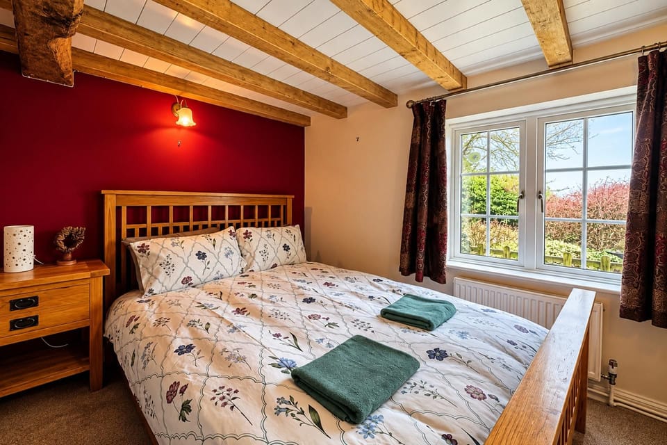 Holdfast Cottage, Sleeps 12 in The New Forest House in Test Valley District