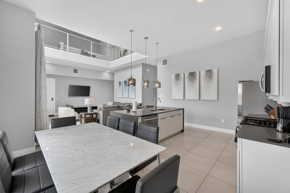 Condo, Multiple Beds (REU121-7770-210-5) | 5 bedrooms, individually decorated, individually furnished, bed sheets
