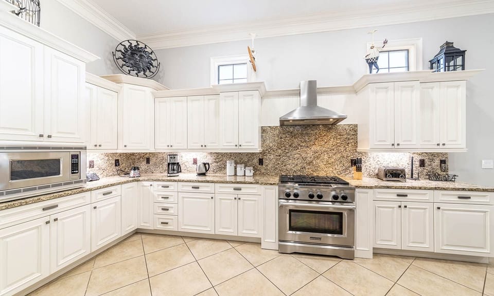 House, Multiple Beds, Pool View (W139 - The Deluxe Domain) | Private kitchen