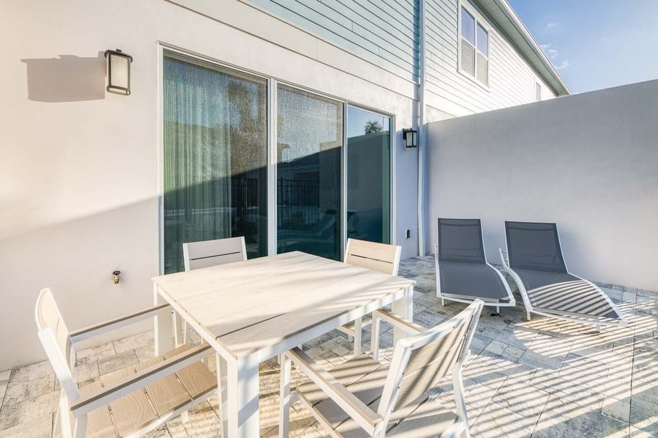 House, Multiple Beds, Pool View (ET013 - The Coastal Townhouse) | Outdoor dining