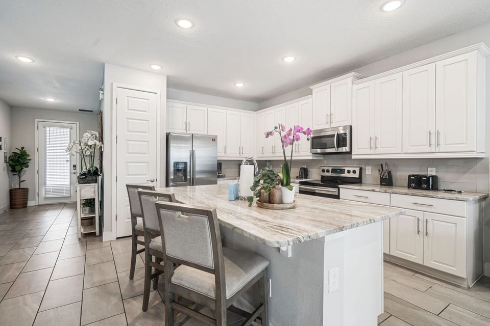 House, Multiple Beds, Pool View (EC376 - The Cheerful Cinematic Haven) | Private kitchen