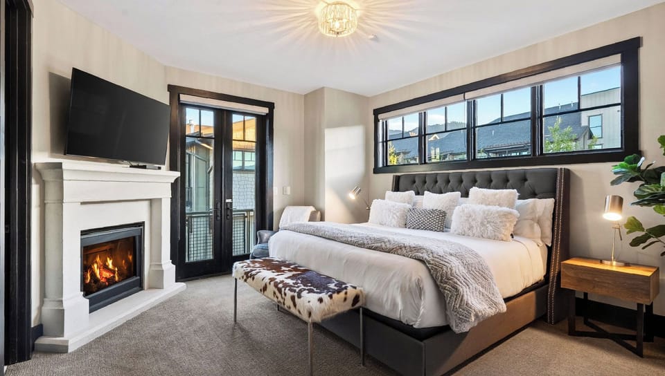 Blackstone Chalet by Avantstay Private Hot Tub + BBQ + Communal Pool Walk to Lifts Cottage in Wasatch County