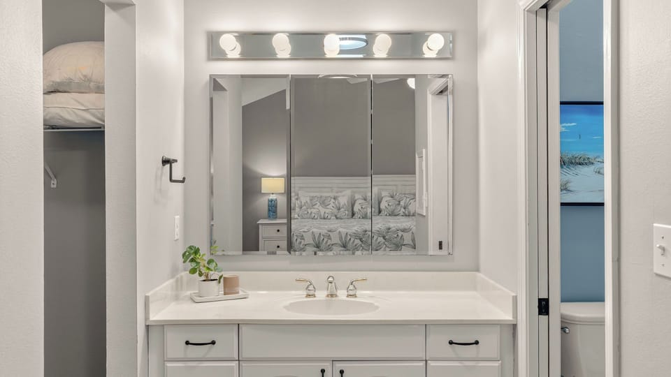 Seawinds 1 by Avantstay Beachfront + Private Beach + Daily Chair Service + 3 Decks Cottage in Miramar Beach
