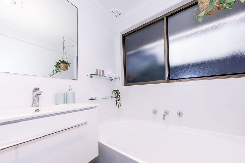 Sunny 4BR Retreat: National Park, Surf & Beach Apartment in Central Coast